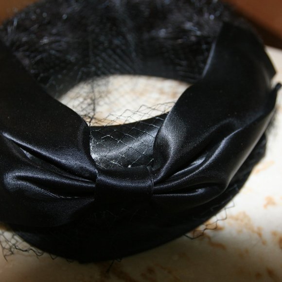 Vintage black satin hat with large bow, real fur & netting, "Styled by Abbye" - Picture 3 of 4